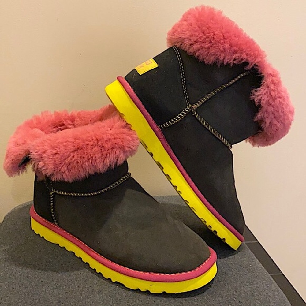 UGG CLASSIC CRYSTAL BUTTON ANKLE UGG BOOT ⭐️⭐️⭐️⭐️